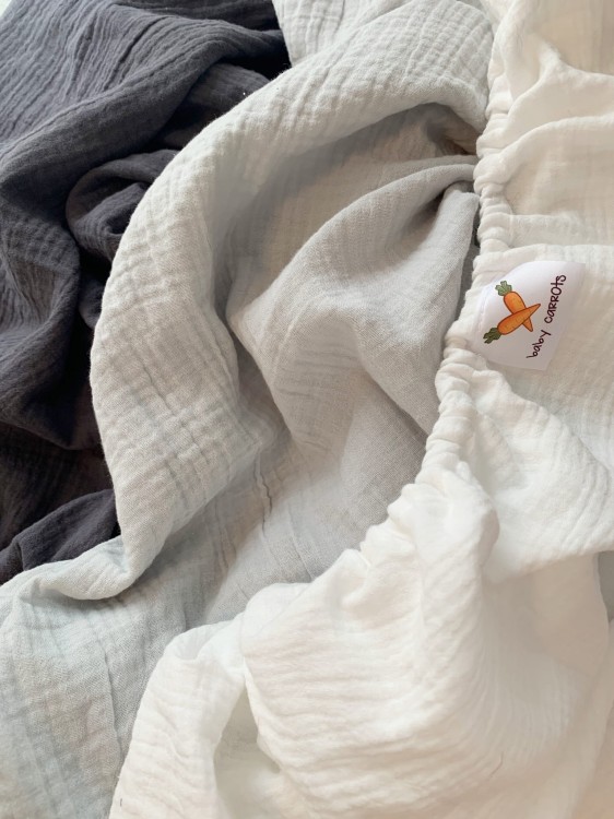 Prześcieradło-muślinowe-z gumką-do-wózka-gondoli-80x40-ciemny-szary-grafit-porównanie