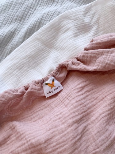 Prześcieradło-muślinowe-z gumką-do-dostawki-90x50-sepia-zgaszony-róż-porównianie-kolorów