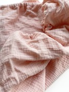 Prześcieradło-muślinowe-z gumką-do-wózka-gondoli-80x40-morelowy-brzoskwiniowy-róż-zwinięte