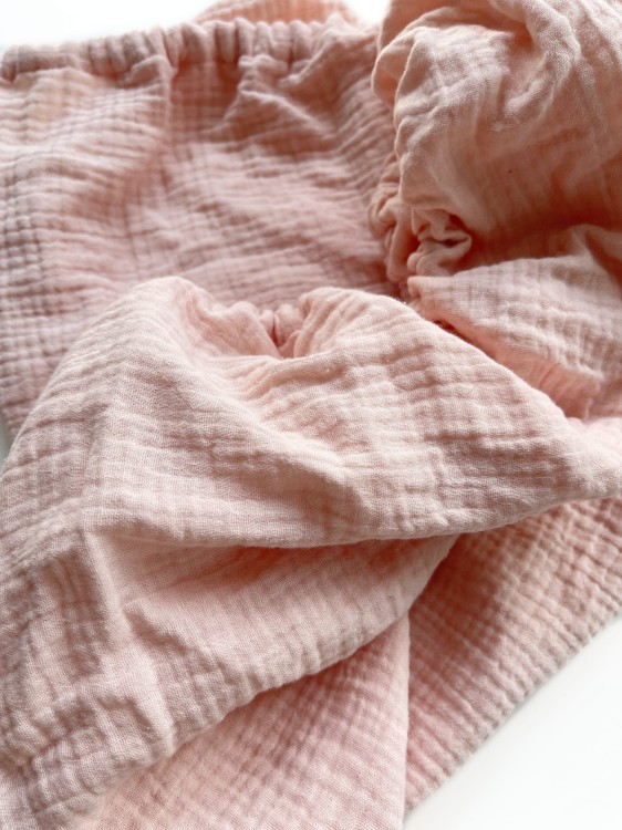 Prześcieradło-muślinowe-z gumką-do-wózka-gondoli-80x40-morelowy-brzoskwiniowy-róż-zwinięte