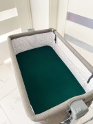 Prześcieradło-muślinowe-z gumką-do-dostawki-90x50-ciemna-butelkowa-zieleń-w-łóżeczku-dostawnym