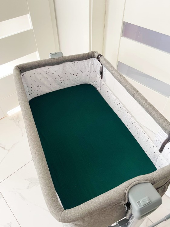 Prześcieradło-muślinowe-z gumką-do-dostawki-90x50-ciemna-butelkowa-zieleń-w-łóżeczku-dostawnym