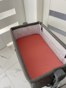 Prześcieradło-bawełniane-dziecięce-z-gumką-do-dostawki-pomarańczowe-brzoskwiniowe-90x50-w-łóżeczku-dostawnym
