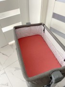 Prześcieradło-muślinowe-z gumką-do-wózka-gondoli-80x40-brzoskwiniowe-pomarańczowe-w-łóżeczku-dostawnym