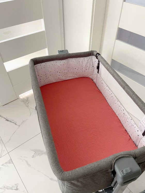 Prześcieradło-muślinowe-z gumką-do-wózka-gondoli-80x40-brzoskwiniowe-pomarańczowe-w-łóżeczku-dostawnym