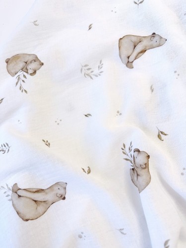 Prześcieradło-muślinowe-z gumką-do-dostawki-90x50-białe-w-niedźwiadki-motyw-leśny-zbliżenie