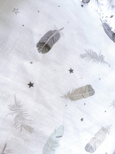 Prześcieradło-z-gumką-do-łóżeczka-dziecięcego-120x60-białe-w-piórka-materiał