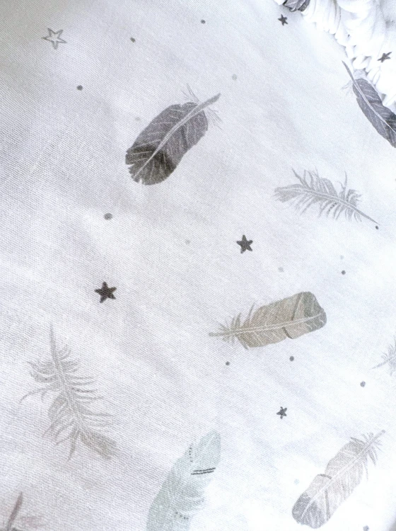 Prześcieradło-z-gumką-do-łóżeczka-dziecięcego-120x60-białe-w-piórka-materiał