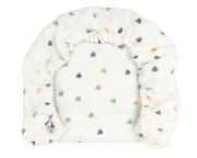 Prześcieradło-muślinowe-z gumką-do-wózka-gondoli-80x40-kremowe-w-kolorowe-serduszka