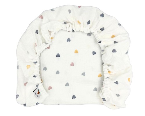 Prześcieradło-muślinowe-z gumką-do-wózka-gondoli-80x40-kremowe-w-kolorowe-serduszka