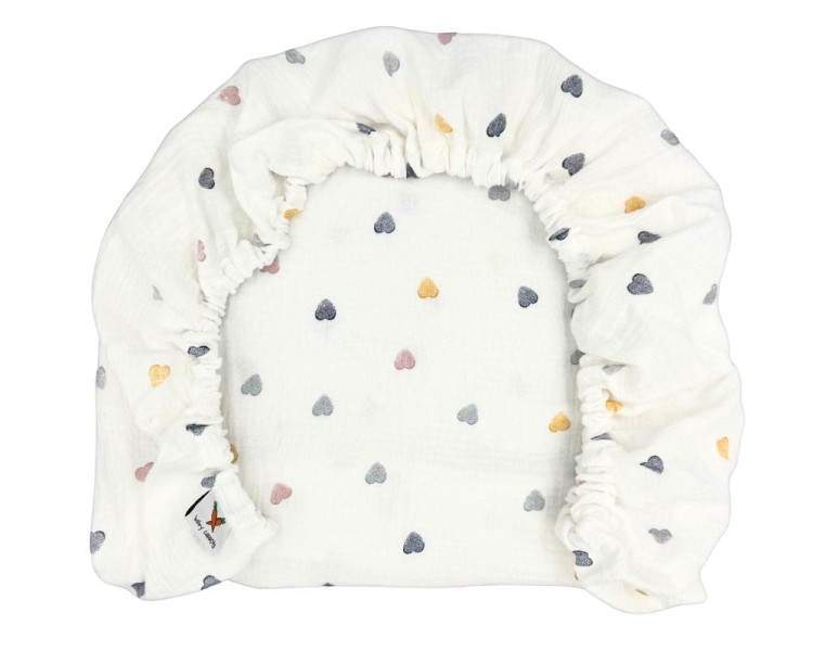 Prześcieradło-muślinowe-z gumką-do-wózka-gondoli-80x40-kremowe-w-kolorowe-serduszka