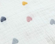 Prześcieradło-muślinowe-z gumką-do-wózka-gondoli-80x40-kremowe-w-kolorowe-serduszka-zbliżenie