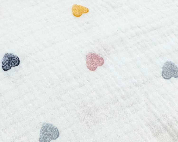 Prześcieradło-muślinowe-z gumką-do-wózka-gondoli-80x40-kremowe-w-kolorowe-serduszka-zbliżenie