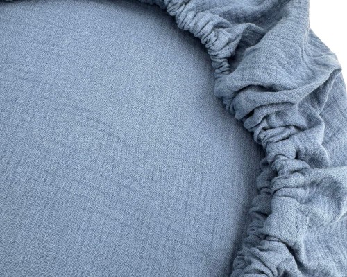 Prześcieradło-muślinowe-z gumką-do-dostawki-90x50-denim-zgaszony-niebieski-zbliżenie