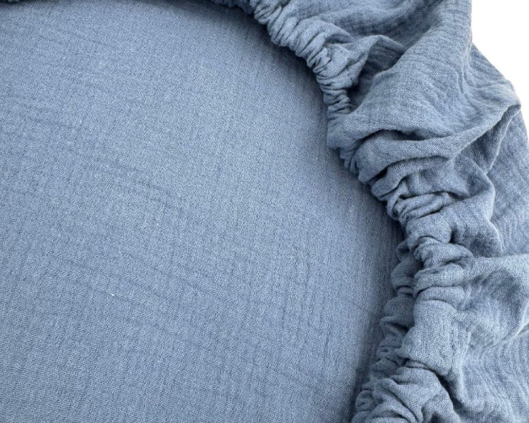 Prześcieradło-muślinowe-z gumką-do-dostawki-90x50-denim-zgaszony-niebieski-zbliżenie