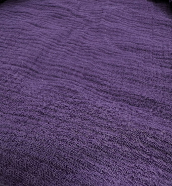 Prześcieradło-muślinowe-z gumką-do-dostawki-90x50-ciemny-fiolet-zbliżenie