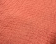 Prześcieradło-muślinowe-z gumką-do-wózka-gondoli-80x40-brzoskwiniowe-pomarańczowe-zbliżenie