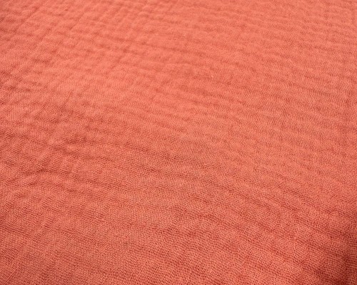 Prześcieradło-muślinowe-z gumką-do-wózka-gondoli-80x40-brzoskwiniowe-pomarańczowe-zbliżenie