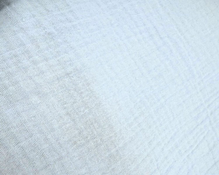 Prześcieradło-muślinowe-z gumką-do-wózka-gondoli-80x40-jasny-błękit-zbliżenie