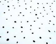 Prześcieradło-bawełniane-z-gumką-do-wózka-gondoli-80x40-białe-w-grafitowe-kropki-materiał