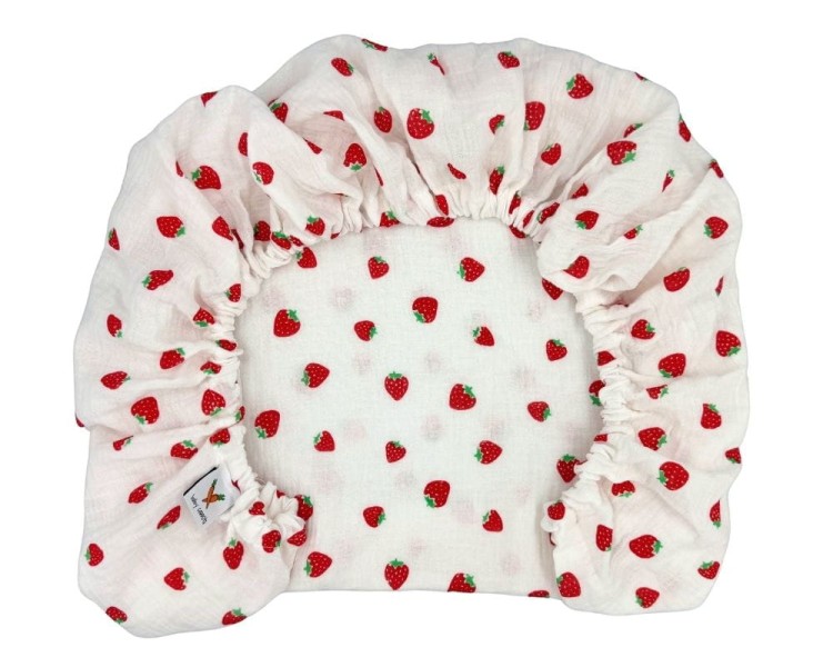 Prześcieradło-muślinowe-z gumką-do-wózka-gondoli-80x40-białe-w-czerwone-truskawki