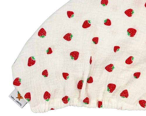 Prześcieradło-z-gumką-do-łóżeczka-dziecięcego-120x60-kremowe-w-czerwone-truskawki