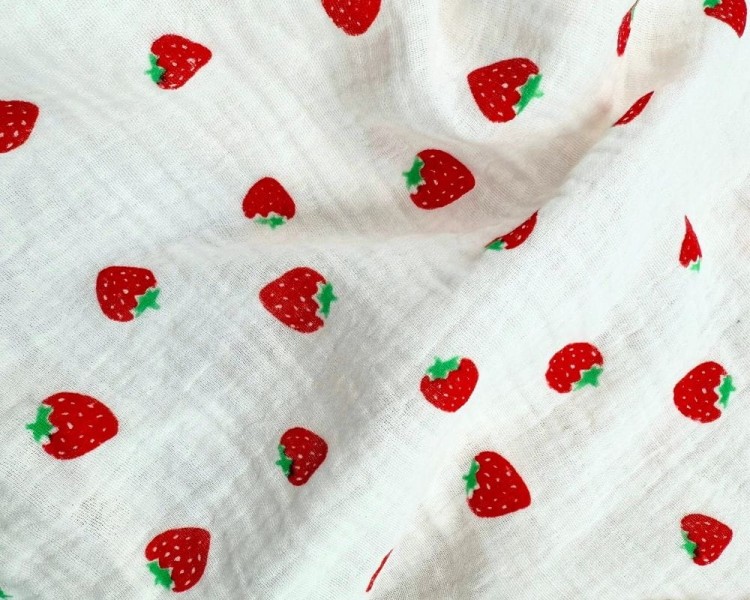 Prześcieradło-z-gumką-do-łóżeczka-dziecięcego-120x60-kremowe-w-czerwone-truskawki-materiał
