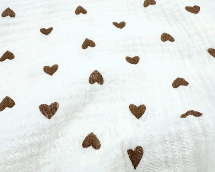 Prześcieradło-muślinowe-z gumką-do-wózka-gondoli-80x40-białe-w-brązowe-serduszka-zbliżenie