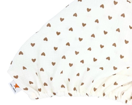 Prześcieradło-z-gumką-do-łóżeczka-dziecięcego-120x60-białe-w-brązowe-serduszka