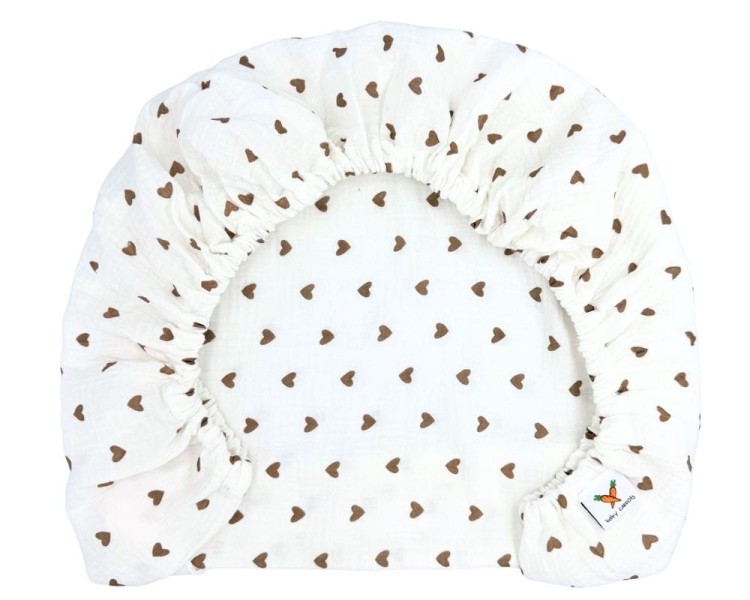 Prześcieradło-muślinowe-z gumką-do-wózka-gondoli-80x40-białe-w-brązowe-serduszka