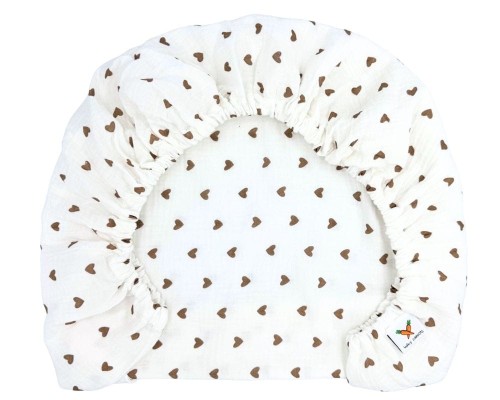 Prześcieradło-muślinowe-z gumką-do-dostawki-90x50-białe-w-brązowe-serduszka