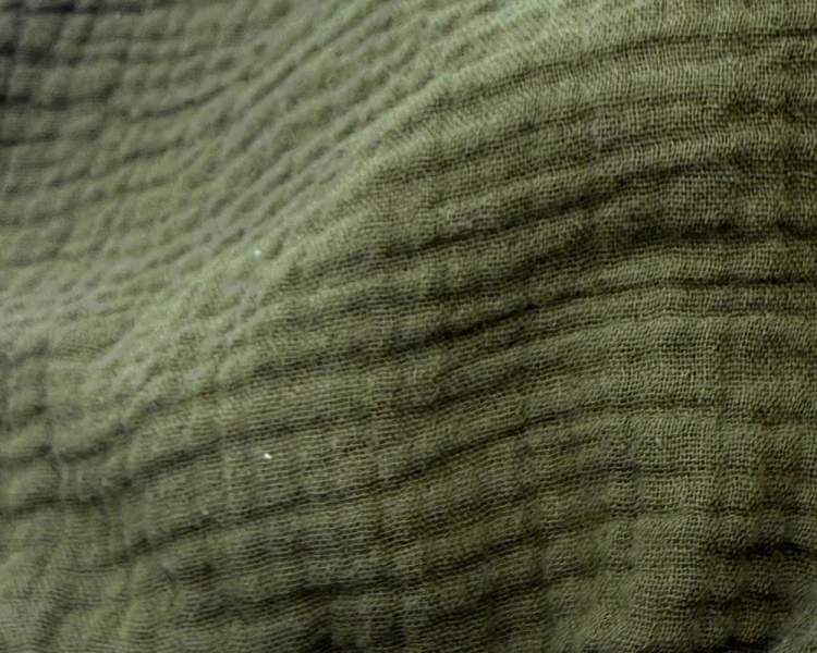 Prześcieradło-muślinowe-z-gumką-do-łóżeczka-140x70-khaki-materiał
