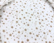 Prześcieradło-muślinowe-z gumką-do-wózka-gondoli-80x40-białe-w-beżowe-gwiazdki-zbliżenie