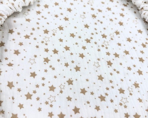 Prześcieradło-muślinowe-z gumką-do-wózka-gondoli-80x40-białe-w-beżowe-gwiazdki-zbliżenie