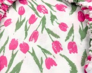 Prześcieradło-muślinowe-z gumką-do-wózka-gondoli-80x40-białe-w-różowe-tulipany-zblizenie