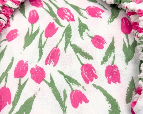 Prześcieradło-muślinowe-z gumką-do-wózka-gondoli-80x40-białe-w-różowe-tulipany-zblizenie