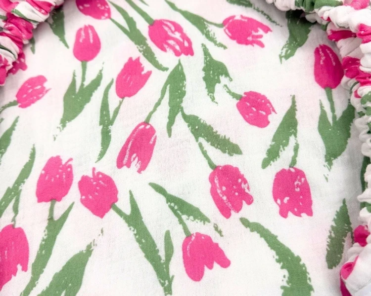 Prześcieradło-muślinowe-z gumką-do-wózka-gondoli-80x40-białe-w-różowe-tulipany-zblizenie